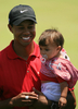 第108回全米オープン選手権を制し、長女のサム・アレクシス・ウッズ（%%Sam Alexis Woods%%）ちゃんを抱くタイガー・ウッズ（左）。（2008年6月16日撮影）(c)AFP/Getty Images/Travis Lindquist