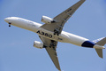 仏南西部トゥールーズ（Toulouse）で、試験飛行中の欧州航空機大手エアバス（Airbus）の次世代旅客機「A350」（2013年6月14日撮影）。(c)AFP/ERIC CABANIS