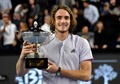 男子テニス、オープン13、シングルス決勝。トロフィーを手にポーズをとるステファノス・チチパス（2020年2月23日撮影）。(c)GERARD JULIEN / AFP