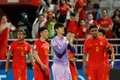 サッカーアジアカップ、グループA、中国対タジキスタン。試合を終え、観客にあいさつする中国の選手（2024年1月13日撮影）。(c)KARIM JAAFAR/ AFP