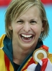 北京五輪・競泳女子100メートルバタフライで金メダルを獲得し微笑むオーストラリアのリスベス・トリケット。（2008年8月11日撮影）(c)AFP/GREG WOOD
