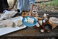 タイ・ナコンパトムの牧場で、自分で作ったヤギのチーズを試食するラチャニコン・シーコンさん（2023年6月13日撮影）。(c)Lillian SUWANRUMPHA / AFP
