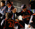 第2回ワールド・ベースボール・クラシック（%%2009 World Baseball Classic%%）決勝、韓国戦で10回に2点適時打を放ち、ダグアウトで内川聖一（%%Seiichi Uchikawa%%）とハイタッチを交わす日本のイチロー（%%Ichiro Suzuki%%、右）。（2009年3月23日撮影）(c)AFP/Getty Images/Kevork Djansezian