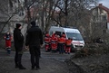 ウクライナの首都キーウで、ロシアの攻撃で損壊した住宅を訪れた救急隊員と警察官（2022年12月31日撮影）。(c)Genya SAVILOV / AFP