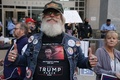 米ペンシルベニア州フィラデルフィアで抗議運動をするドナルド・トランプ大統領の支持者（2020年11月6日撮影）。(c)Bryan R. Smith / AFP