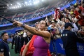 女子テニス、武漢オープン、シングルス準々決勝。試合後にファンと自撮りするアリーナ・サバレンカ（2024年10月11日撮影）。(c)WANG Zhao / AFP