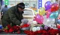 ロシア・モスクワ市内で、女児殺害事件の容疑者の女が拘束された現場におもちゃを置く男性（2016年3月1日撮影）(c)AFP/DMITRY SEREBRYAKOV
