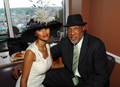 写真は来賓室でポーズをとる元NBA選手のジュリアス・アービング（%%Julius Erving%%）氏と妻のDorysさん。(c)AFP/Getty Images Jeff Gentner