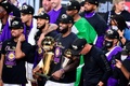 19-20NBAファイナル（7回戦制）第6戦、マイアミ・ヒート対ロサンゼルス・レイカーズ。優勝トロフィーとMVPトロフィーを手にするロサンゼルス・レイカーズのレブロン・ジェームズ（中央、2020年10月11日撮影）。(c)Douglas P. DeFelice/Getty Images/AFP