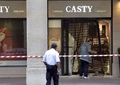 強盗被害に遭ったフランス・パリ（Paris）中心部の高級宝飾店の周辺で証拠を集める警官ら（2013年9月9日撮影）。(c)AFP/MIGUEL MEDINA
