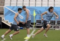 サッカーW杯ブラジル大会（2014 World Cup）グループDのイングランド戦を控え、アレーナ・デ・サンパウロ（Arena de Sao Paulo）で調整を行うウルグアイのホルヘ・フシレ（Jorge Fucile、左）とエディンソン・カヴァーニ（Edinson Cavani、右、2014年6月18日撮影）。(c)AFP/DANIEL GARCIA