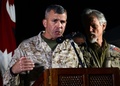 ネパール・カトマンズで記者会見する米軍統合任務部隊のジョン・ウィスラー司令官（2015年5月15日撮影）。(c)AFP/PRAKASH MATHEMA