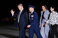 米メリーランド州のアンドルーズ空軍基地に到着したドナルド・トランプ米大統領（左）ら（2018年5月10日撮影）。(c)AFP PHOTO / SAUL LOEB