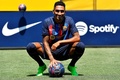 スペイン1部リーグのFCバルセロナに加入し、セレモニーでポーズをとるラフィーニャ（2022年7月15日撮影）。(c)Pau BARRENA / AFP