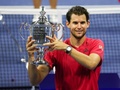 全米オープンテニス、男子シングルス決勝。トロフィーを手にポーズをとるドミニク・ティエム（2020年9月13日撮影）。(c)AFP