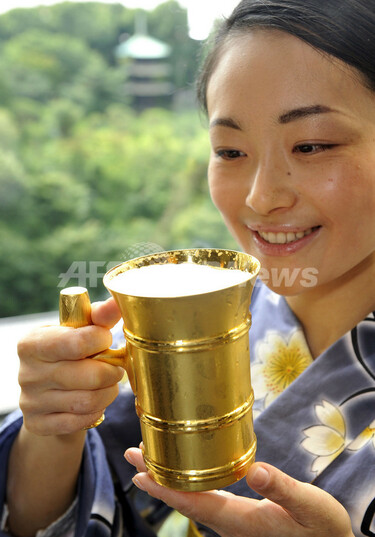 純金製ビールコップで一杯いかが？ 価格は480万円！ 写真8枚 国際