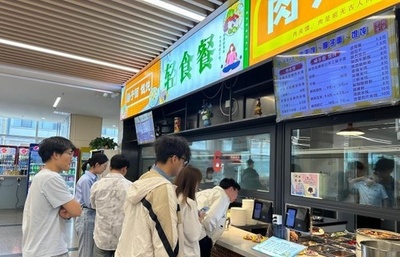 大学食堂の軽食メニューが若者に人気