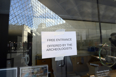 仏ルーブル美術館、考古学者のデモで入場無料に