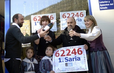 スペイン恒例の「太っ腹」クリスマス宝くじ、苦しい家計の足しに