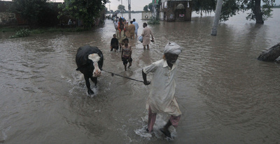 パキスタンの洪水、死者108人に 被災者30万人以上