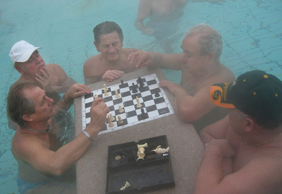 裸で勝負!  大雪のハンガリーで「温泉チェス」