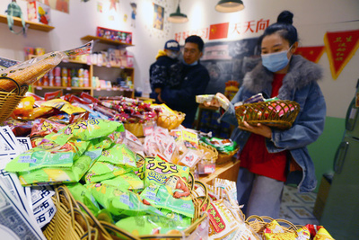 菓子メーカー幹部が廃棄包装紙を転売して1100万円超の利益 「過剰包装」の問題も議論に