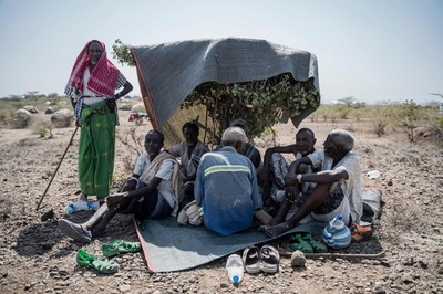 【今日の1枚】日陰で身を寄せ合う避難者 エチオピアの地震