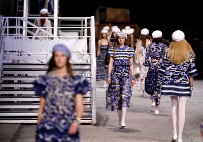 「シャネル」クルーズ船のターミナルを舞台に18/19年クルーズコレクション