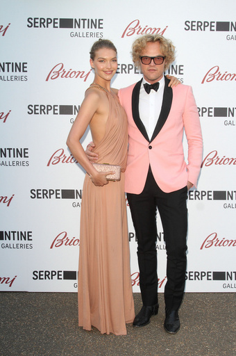 「ロベルト・カヴァリ」ブランド強化に自信、セメラリCEO