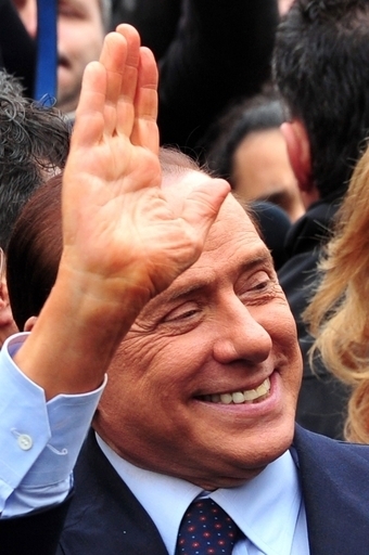 ベルルスコーニ伊首相、8年ぶり出廷 背任事件審理