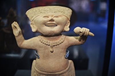 歌ってるの？ 古代メキシコの「笑う顔」人形