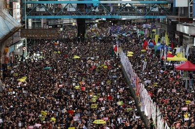 香港の中国返還22年、議会でデモ隊と警察が激しく衝突