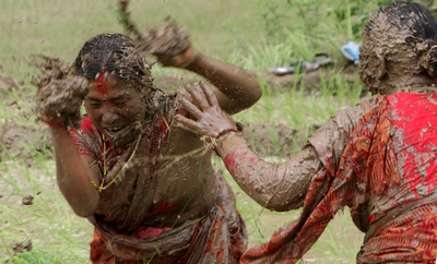 ネパールの「田植えの日」、泥かけ合ってお祝い