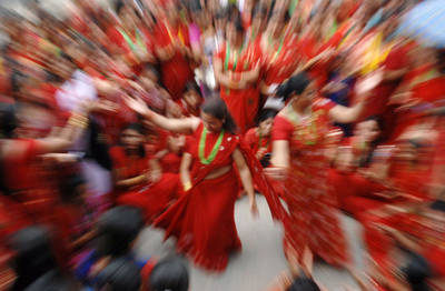 深紅のサリーで女性ら舞い踊る、ヒンズー教祭「ティージ」