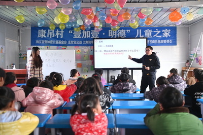 ボランティアの大学生、被災地の児童の憧れに 中国・積石山