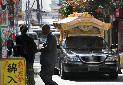 「宮型霊きゅう車」残したい 最期の旅を演出する職人たちの思い乗せ走る