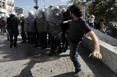 ギリシャでゼネスト、抗議デモ中に男性1人死亡