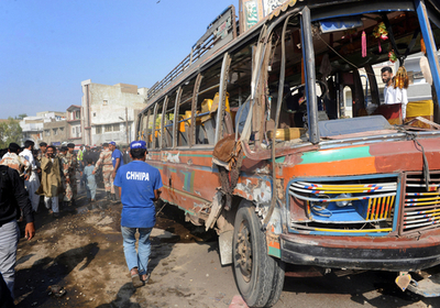宗教行事に向かうバスと病院でバイクによる自爆攻撃、パキスタン
