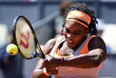 セレーナ、アザレンカのミスに命拾いし8強 マドリード・オープン