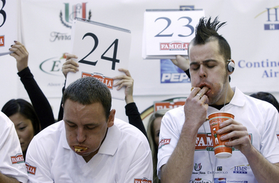 ホットドッグ早食いチャンプ、ピザ早食い選手権でも優勝　10分で45切れ