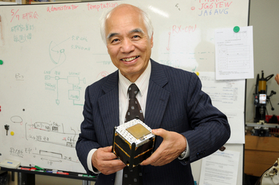 見えるかな、宇宙からのメッセージ 手のひらサイズの日本の衛星