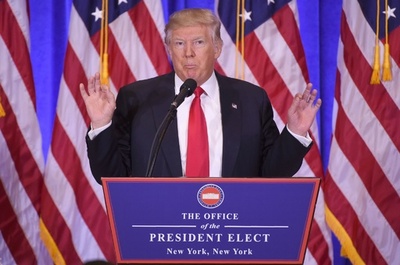 会見で再びトランプ節さく裂、メディアたたきに支持者ら歓声