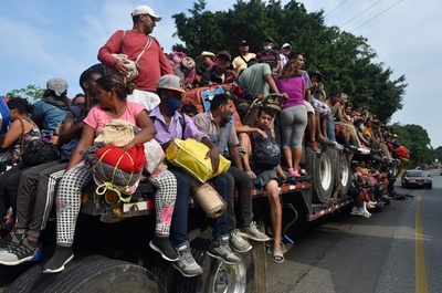 【今日の1枚】トラックの荷台にあふれる移民 メキシコ