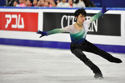 五輪連覇を目指す羽生、世界フィギュアで王座奪還へ