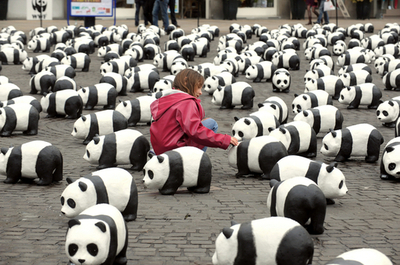 僕たちを救って！張り子のパンダ1600頭が環境保護訴え
