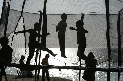 【今日の1枚】浜辺のシルエット、いつまでも パレスチナ