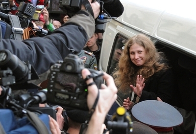 反プーチン・ソングで3か月以上勾留、露女性バンド「プッシー・ライオット」