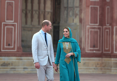 嵐に巻き込まれた英ウィリアム王子夫妻、無事パキスタン出国