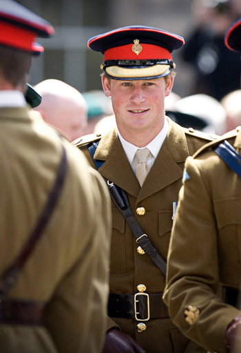 英ヘンリー王子、同性愛の人権活動家から称賛 同僚男性にキスで