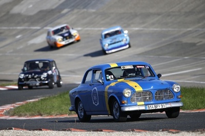 名車が集結！仏パリでクラシックカーのレーシングイベント